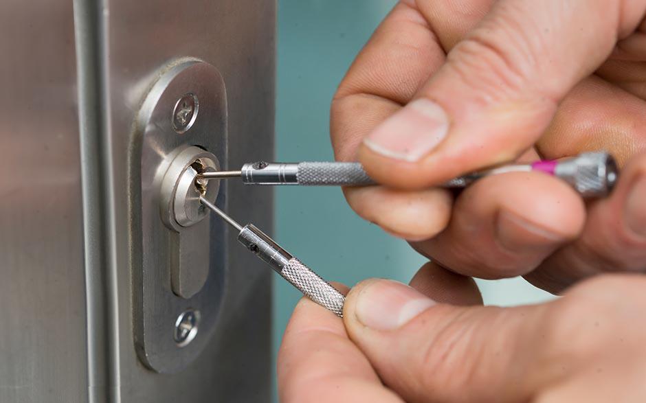 serrurier pour ouverture de porte coincée Paris 12