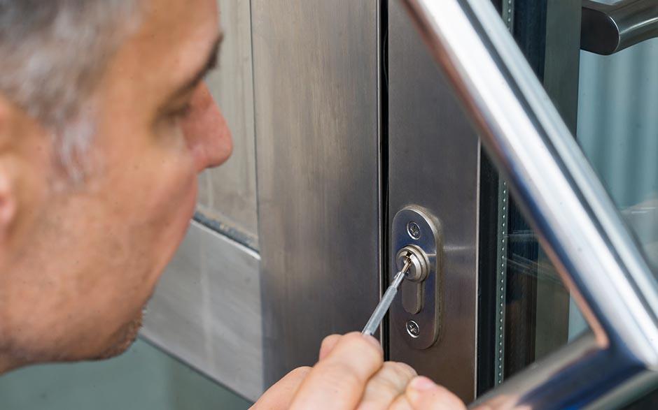 serrurier pour ouverture de porte coincée Paris 12