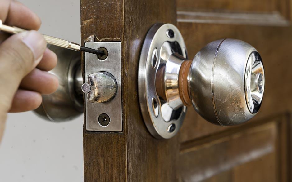 serrurier pour ouverture de porte coincée Paris 12